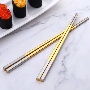 Dettaglio di bacchette in acciaio inossidabile 304 con elegante contrasto oro-argento
