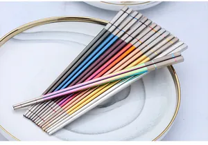 Dettaglio di bacchette colorate in acciaio inossidabile 304 con punte antiscivolo incise