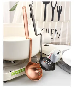 Détail de cuillères suspendues en acier inoxydable 304 rose doré et noir sur pot