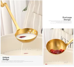 Nahaufnahme der goldenen 304 Edelstahlkelle mit integriertem Sieb und praktischem Haken