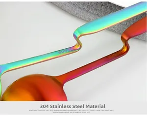 Regenbogenfarbene 304 Edelstahl Suppen- und Schaumlöffel mit S-Haken-Griff im Detail