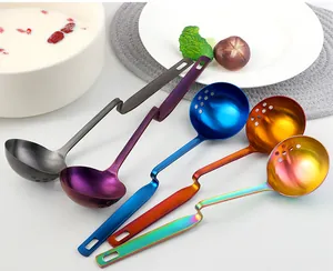 Détail de cuillères suspendues en acier 304 avec filtres latéraux en 5 couleurs vives