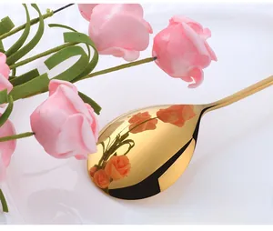 Détail macro de la tête de cuillère en acier doré avec finition polie miroir de luxe