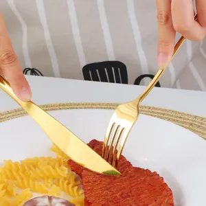 Set di posate dorate in acciaio inox 304 a specchio per cene di classe con bistecca