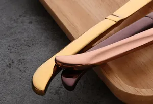 Detailopname van ergonomische handgrepen op gouden, roségouden en zwarte stalen messen