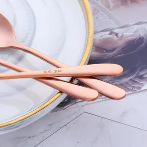 Cucchiai moderni in acciaio inossidabile SUS 304 oro rosa su un piatto di marmo