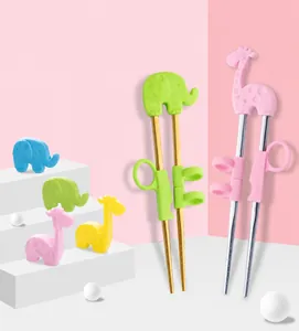 Primer plano de palillos de aprendizaje para niños con figuras de silicona y puntas de metal