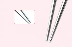 Vista macro de palillos de acero inoxidable con puntas antideslizantes para niños