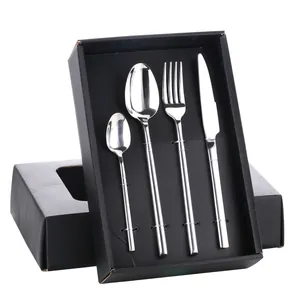 Détail d'un service de table 4 pièces en acier inoxydable dans son coffret cadeau noir