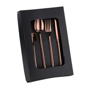 Vue détaillée d'un ensemble de couverts en acier inoxydable or rose en boîte cadeau