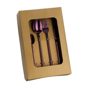 Détail d'un ensemble de 4 couverts en acier inoxydable violet dans un coffret