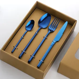 Détails d'un ensemble de 4 couverts en acier inoxydable bleu dans un coffret cadeau