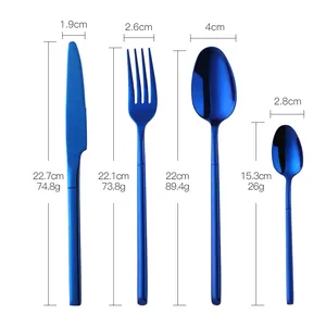 Ménagère 4 pièces en acier inoxydable 304 bleu avec couteau fourchette et cuillères sur blanc