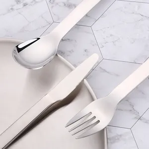 Set de couverts japonais modernes en acier inoxydable avec manches brossés sur marbre