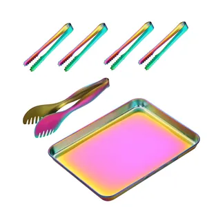 Détail du plateau de buffet arc-en-ciel en acier inoxydable avec ses pinces à aliments