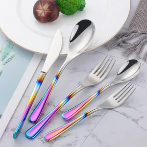 Dettaglio dei manici arcobaleno su un set di posate da 5 pezzi in acciaio inox