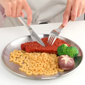 Gros plan sur l'ensemble de couverts en acier inoxydable SUS 304 avec assiette