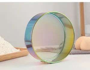 Makroansicht des regenbogenfarbenen Edelstahl-Mehlsiebs mit feinem Netz in Backumgebung