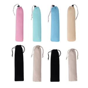 Sacchetti porta posate con coulisse in rete e velluto, colori assortiti su fondo bianco