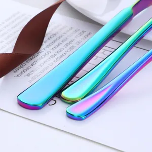 Set di posate in acciaio inossidabile arcobaleno con finitura sfumata e design moderno