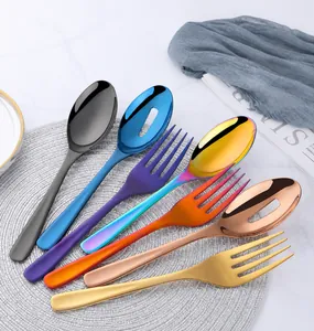 Detailansicht der bunten titanbeschichteten Salatlöffel und Gabeln aus Edelstahl im Set