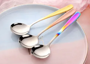 Detalle de cucharas de postre de acero inoxidable 304 en acabado degradado y dorado