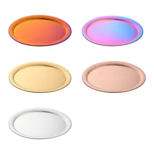 Runde Serviertabletts aus 304 Edelstahl in fünf Metallic-Farben auf weißem Grund