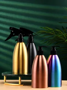 Λεπτομέρεια από τέσσερα μπουκάλια 500ml από ανοξείδωτο ατσάλι σε διάφορα χρώματα και τύπους