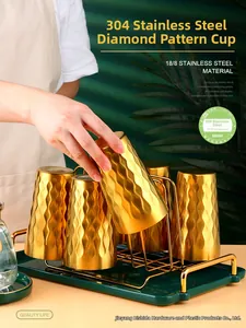 Détail du set de tasses en inox 304 avec support doré et plateau d'égouttage élégant