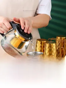 Détail macro de tasses en acier inoxydable doré avec texture ondulée et support de rangement