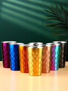 Détail de gobelets en acier inoxydable 304 avec texture ondulée antidérapante multicolore