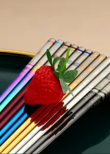 Vue macro détaillée de baguettes en acier inoxydable 316L avec motif Fu gravé au laser