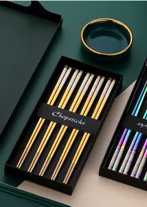 Détail du coffret de baguettes en acier inoxydable 316L or et multicolores