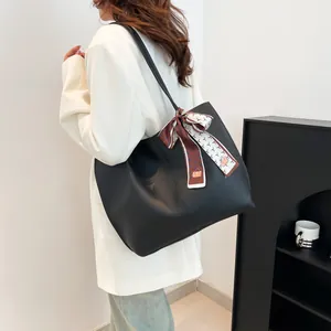 Grand sac cabas en cuir noir avec foulard en soie décoratif à motif pour femme