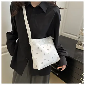 Détail du sac cabas en dentelle blanche avec imprimé ours mignon et bordure en dentelle