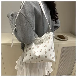 Détails de dentelle et motifs de koalas sur un grand sac cabas beige tendance pour femme
