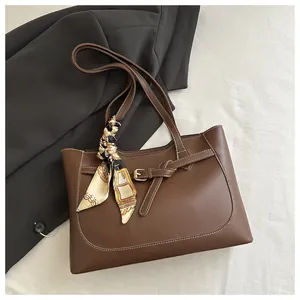 Détail du sac cabas marron foncé avec foulard en soie vintage et surpiqûres blanches contrastées