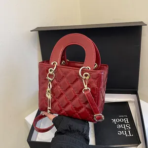 Borsa trapuntata bordeaux con ciondolo a chiave dorata e tracolla rimovibile