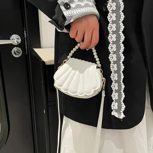 Sac coquille blanc élégant avec poignée en perles et bandoulière pour femmes