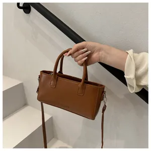 Dettaglio della borsa vintage marrone caramello con goffratura e finiture in metallo