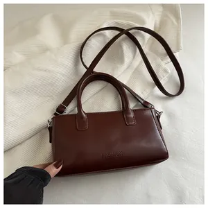 Dettaglio della borsa marrone scuro con logo Fashion a rilievo e finiture in argento