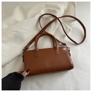 Dettaglio della borsa a mano vintage marrone con goffratura fashion e tracolla