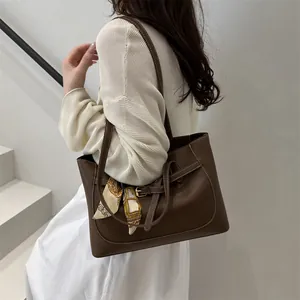 Sac cabas en cuir marron foncé avec foulard en soie élégant et fines bandoulières