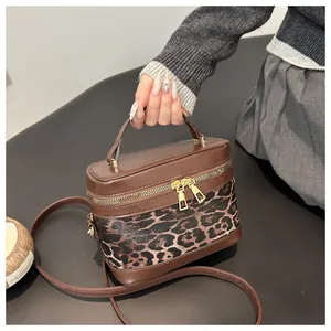 Détail du sac à bandoulière léopard avec double fermeture éclair dorée de haute qualité