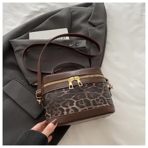 Vue de dessus du sac boîte à imprimé léopard avec double zip doré et poignée chic