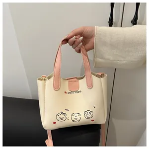 Gros plan d'un sac cabas crème avec poignées roses et illustrations de chiots mignons