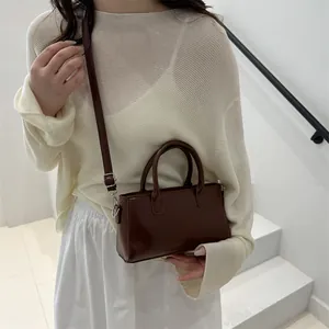 Borsa a mano vintage marrone scuro da donna con manici eleganti e fibbie argentate