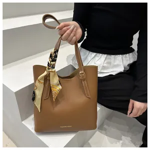 Sac cabas en similicuir marron avec foulard en soie et lettrage doré élégant