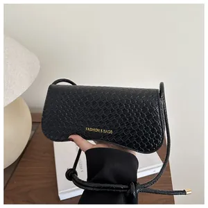 Detail der schwarzen Handtasche mit Webstruktur und goldenem Fashion and Bags Logo