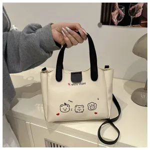Détail du sac cabas en cuir PU crème avec imprimés d'ours et poignées noires contrastées
